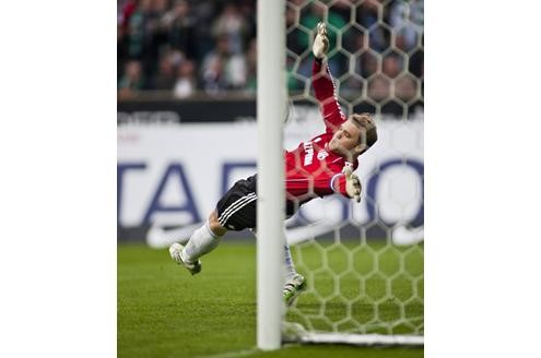 Manuel Neuer ist auf Grund seiner natürlichen Art der Schalker Fan-Liebling. Durch seine konstant starken Leistungen begehrt ihn aber auch die Konkurrenz.