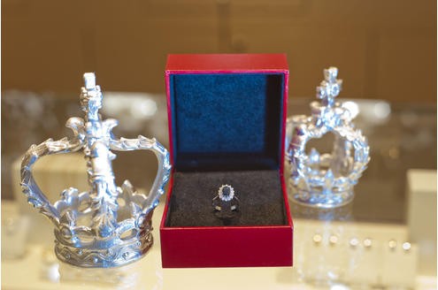 Bei der Juwelierkette Christ gibt es eine Kopie des Verlobungsrings von Kate. Foto: Dennis Strassmeier/WAZ FotoPool