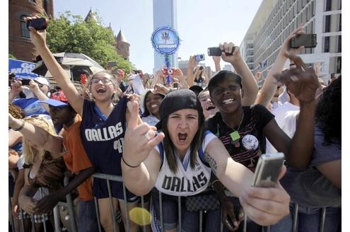 Mehr als 100.000 Menschen säumten am Donnerstag die Straßen der texanischen Millionen-Metropole, um die Helden der Dallas Mavericks um den deutschen Superstar nach dem Erfolg gegen Miami Heat zu huldigen.