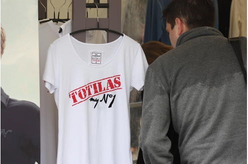 Totilas-Fanartikel - ein T-Shirt vom Wunderhengst. Foto: Holger Schupp