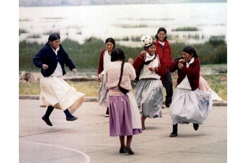 Sechs junge Frauen beim Straßenfußball am Titicaca See.