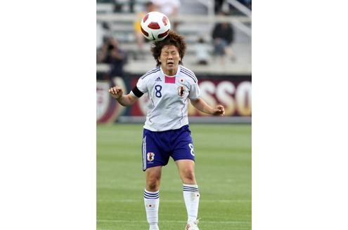 Es sieht aus, als sei der Ball für Aya Miyama etwas zu hart aufgepumpt.