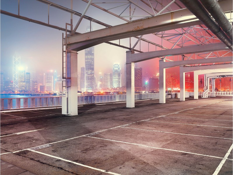 Im Hintergrund sind die Lichter der Millionenmetropole Hongkongs zu sehen. Der Großstadtlärm ist zu erahnen. Im Vordergrund ist ein leerer Parkplatz abgebildet und vermittelt eine angenehme Einsamkeit und Ruhe. Der Bildband „Solitude“ von Fotograf Erik Chmil versammelt ähnliche Orte – gefunden auf der ganzen Welt. Wir zeigen eine Auswahl. 
