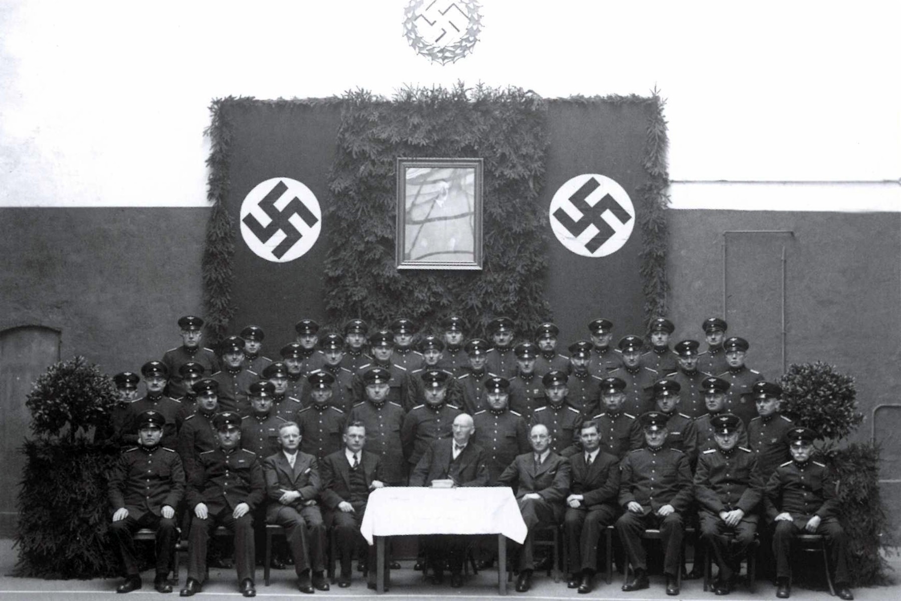 „Betriebsappell“ mit Hakenkreuzfahnen 1937 im Betriebshof an der Grillostraße. Vorn am Tisch mit weißer Decke, der Vorstand.