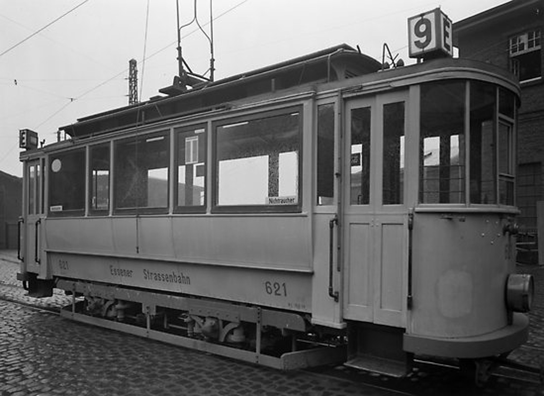 Falkenried Triebwagen auf dem Betriebshof Grillostraße. (Wagennummerserie 25-142). Wurde mit verglaster Plattform umgebaut und 1942 ausgemustert.(Aufnahmedatum unbekannt).