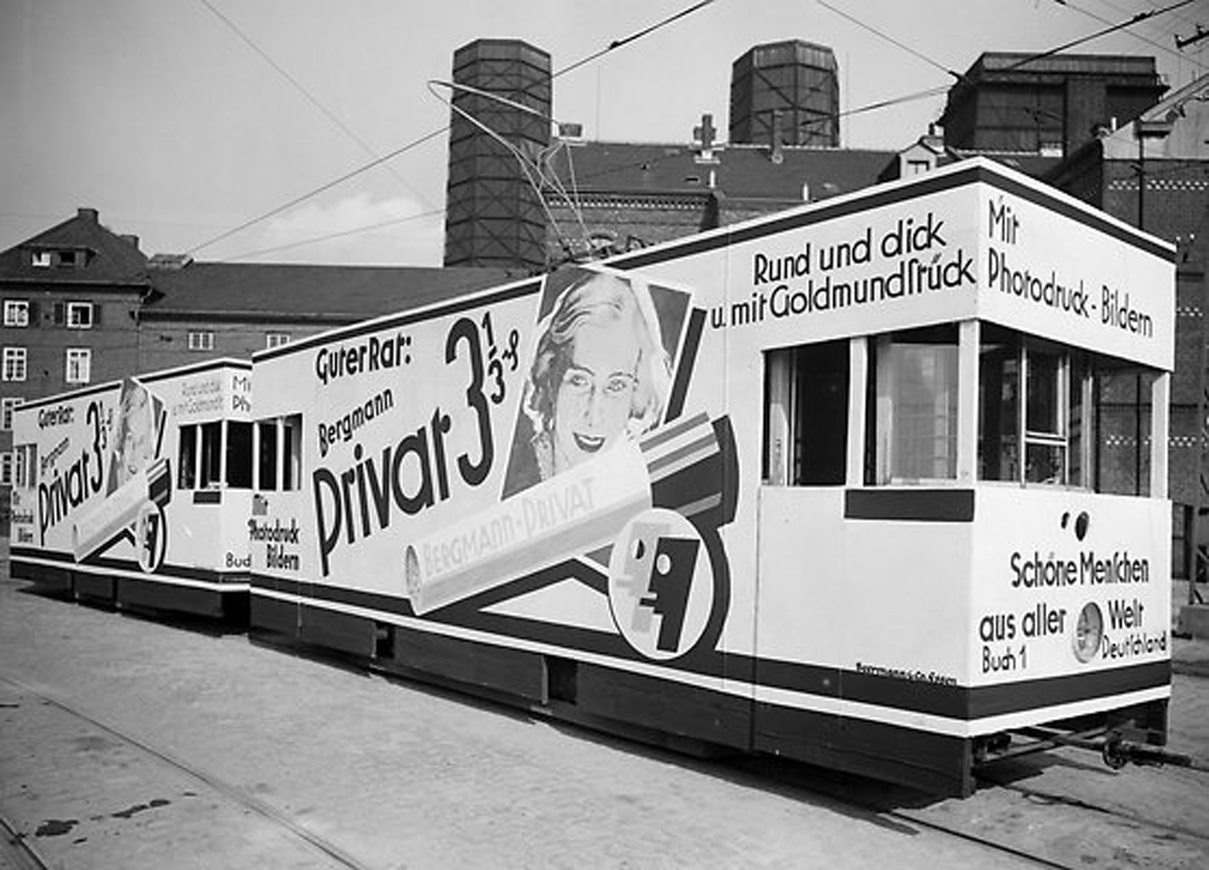 Reklamefahrzeug auf dem Betriebshof Grillostraße. Zwei ehemalige Fahrgastwagen wurden 1930 und 1935 zu Reklamewagen umgebaut. Sie wurden ausschließlich zu Werbezwecken eingesetzt und beförderten keine Fahrgaeste.(Aufnahmedatum unbekannt).