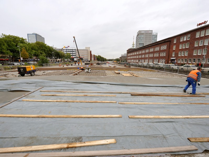 Im September 2010 rührten die Bauarbeiter den Beton für die Platte an. Foto: Stephan Eickershoff/WAZFotoPool  