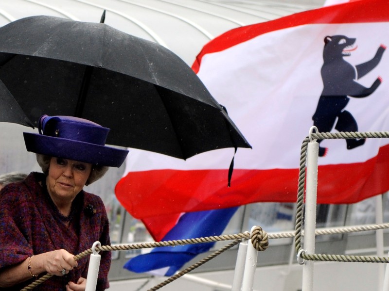 Stürmischer Empfang für die niederländische Königin Beatrix am Mittwochmorgen in Berlin. Da muss...