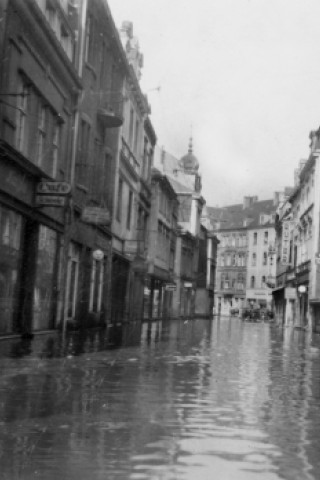Hochwasser in der Bochumer Straße nach der Bombadierung der Möhnetalsperre im Mai 1943. Das Foto stammt aus dem Kalender Alt-Steele (2011).