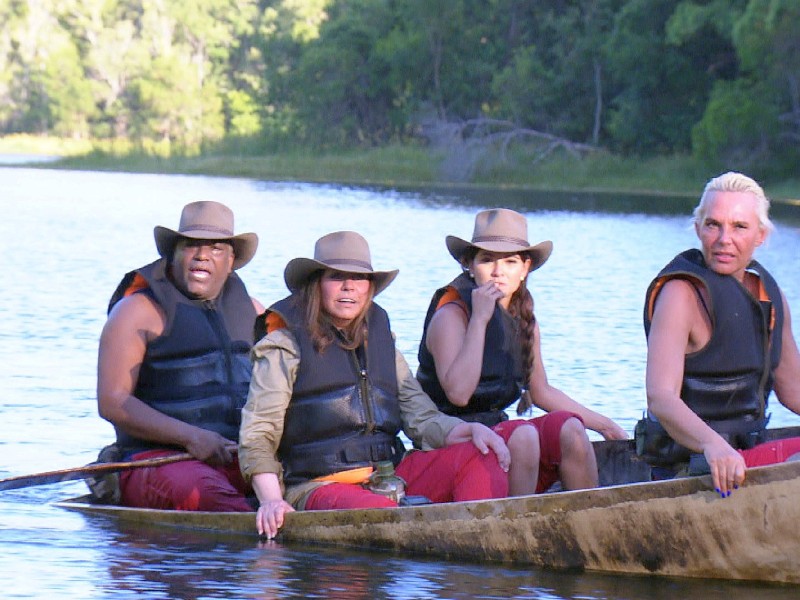 Sydney Youngblood, Tina York, Kattia Vides und Natascha Ochsenknecht müssen in einem morschen Boot in Richtung Camp gelangen.