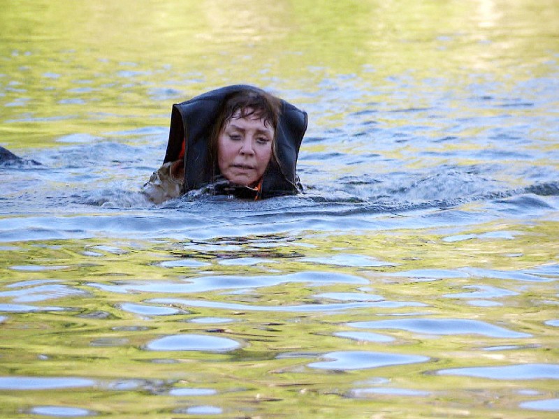 Tina York erschöpft das Schwimmen besonders – am Ufer angekommen muss sie sich übergeben.