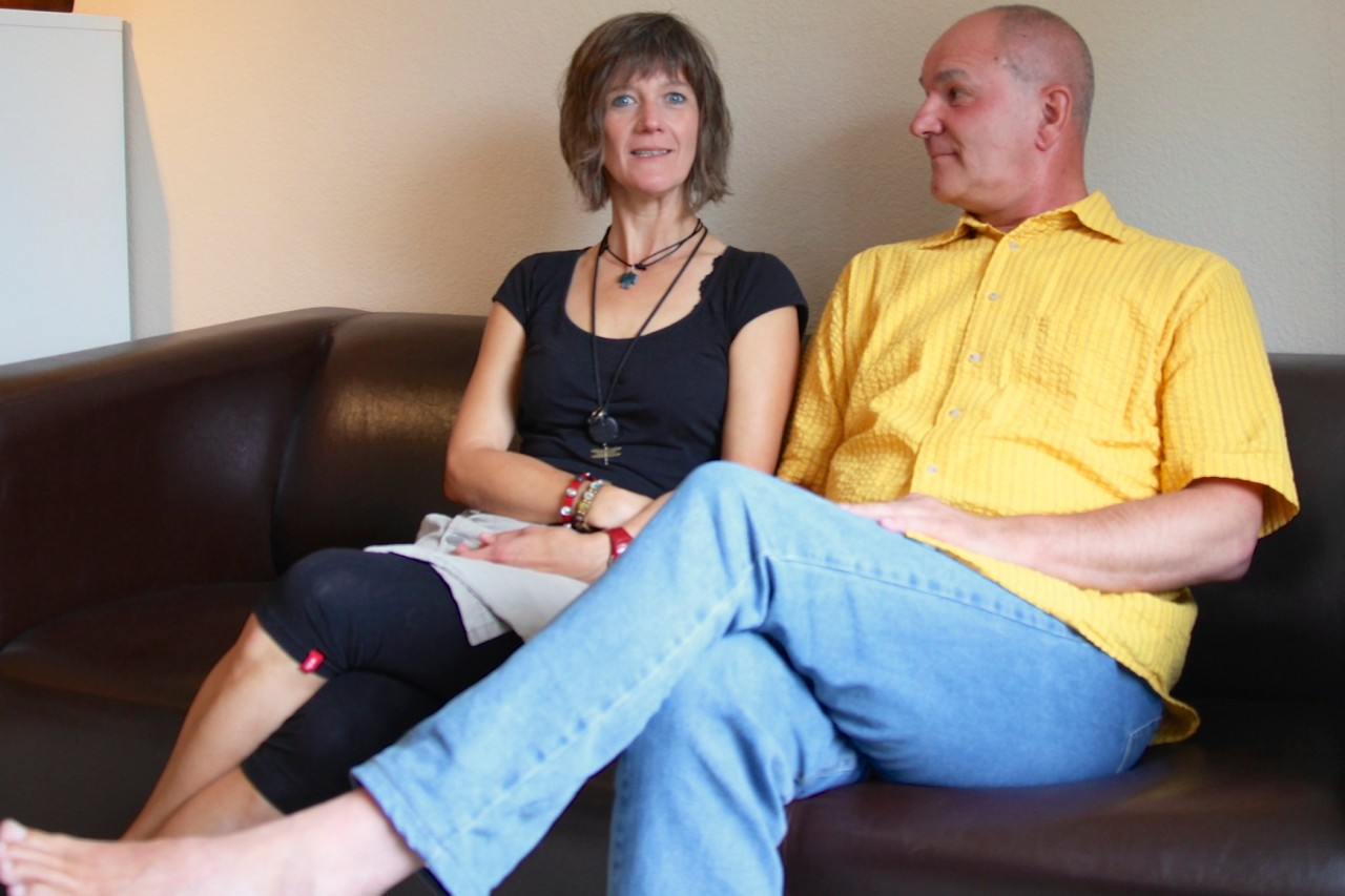 Julia Vieler (li.) und Max Manroth ließen sich von Michele Ufer hypnotisieren.