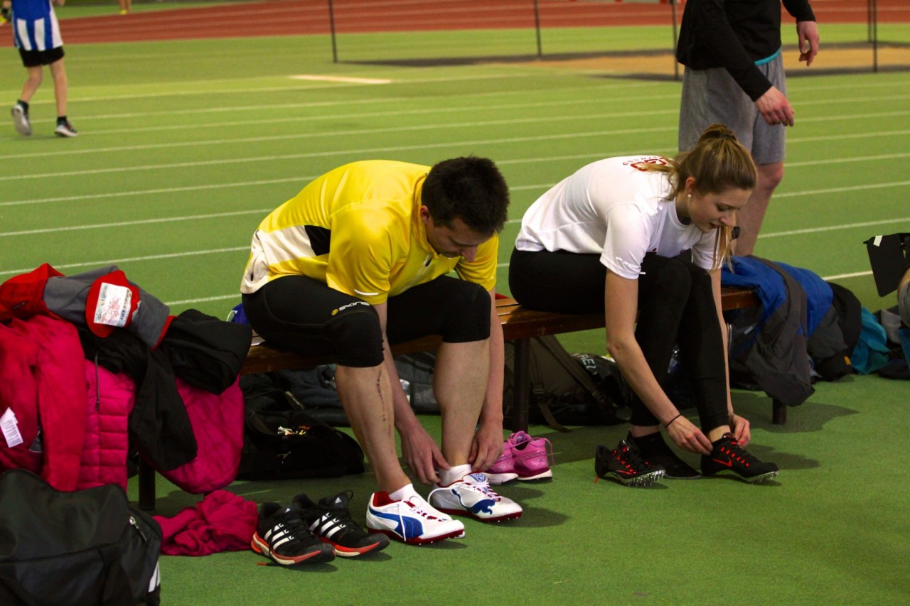 Vor ihrem Duell ziehen Redakteur Stefan Reinke (li.) und Sprinterin Laura Siegeroth die Spikes an.