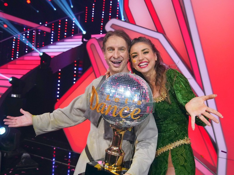Das amtierende Siegerpaar 2018: Ingolf Lück und seine Tanzpartnerin Ekaterina Leonova holten sich den Pokal der elften Staffel.