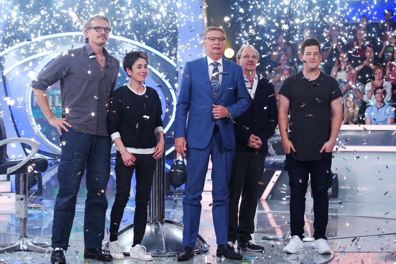 Moderator Günther Jauch (Mitte) mit seinen prominenten Kandidaten Götz Otto, Dunja Hayali, Olli Dittrich und Chris Tall