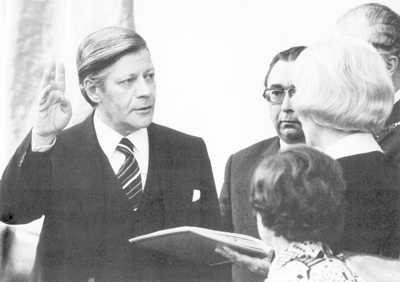 1974 - Helmut Schmidt wird Bundeskanzler.
