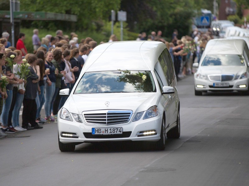 ... Leichenwagen in ihre Heimatstadt gebracht.