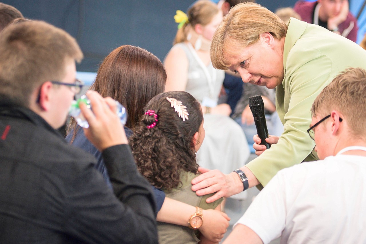 Eine tröstende Hand, aber klare Worte: Angela Merkel und die 14-jährige Reem beim „Bürgerdialog“ in Rostock. 