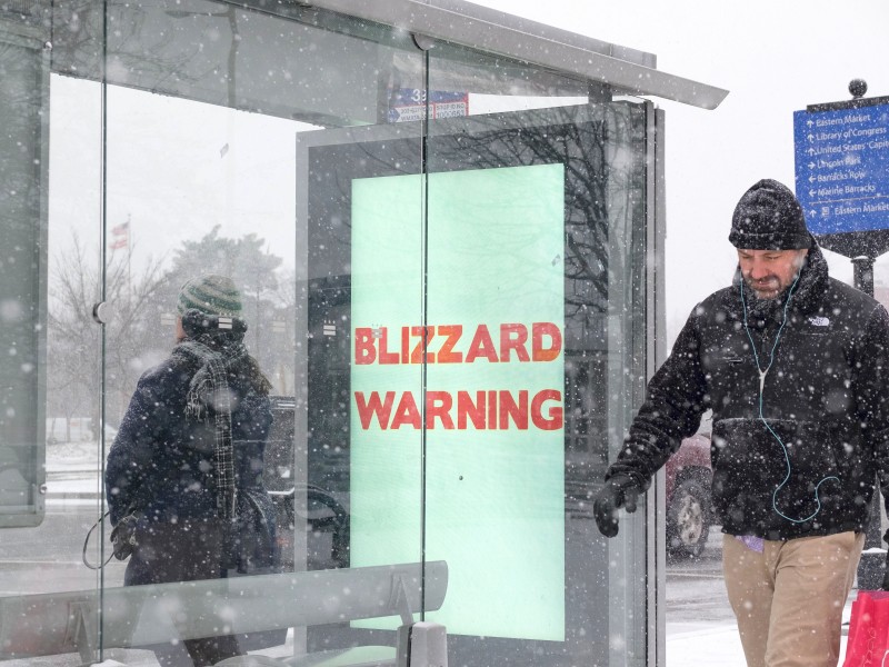 Blizzard-Warnung an einer Haltestelle.
