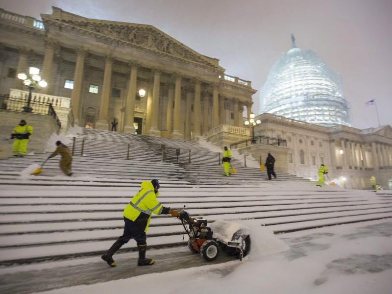 Vor dem Capitol schafften Arbeiter den Schnee weg. 