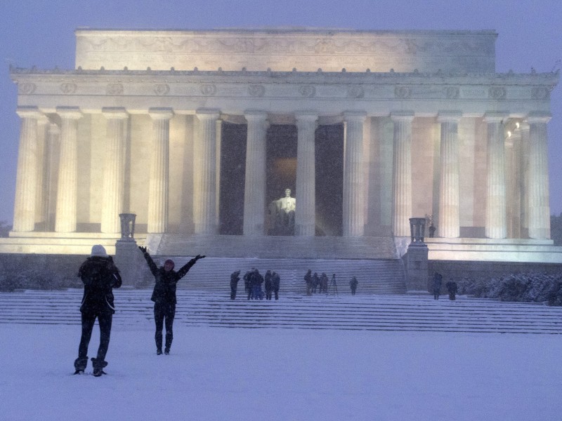 Besucher der Hauptstadt ließen sich am Freitag nicht durch Schnee vom Sightseeing abhalten. 