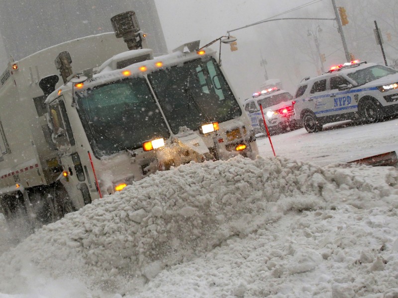 ...bedeutet für die anderen viel Arbeit: Schneepflüge versuchten, die Straßen in New York befahrbar zu machen, auch wenn...