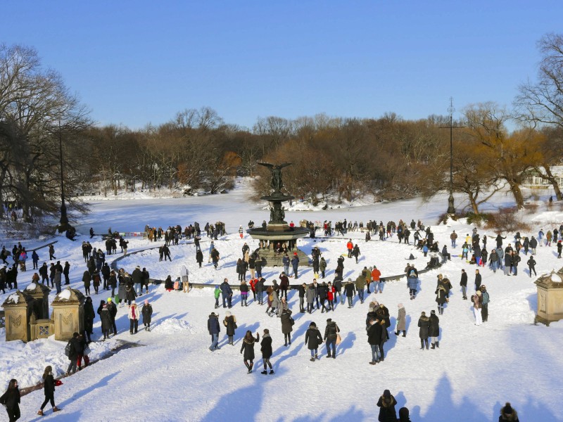 Tagsüber treibt es Hunderte ins Freie, wie hier am Brunnen „Bethesda Fountain“ im Central Park.  ­­­
