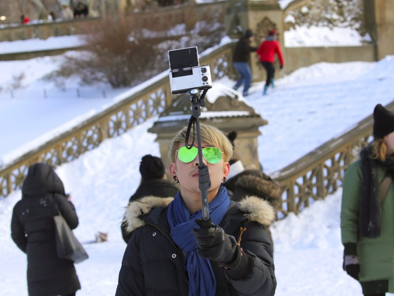 Ein Muss nach dem Schneesturm „Jonas“: das Selfie inklusive Videomitschnitt inmitten der außergewöhnlichen Schneelandschaft im Central Park in New York. 85 Millionen Menschen an der Ostküste der USA sind von dem Blizzard betroffen. Und auch, wenn mehrere Menschen in dem Sturm starben...
