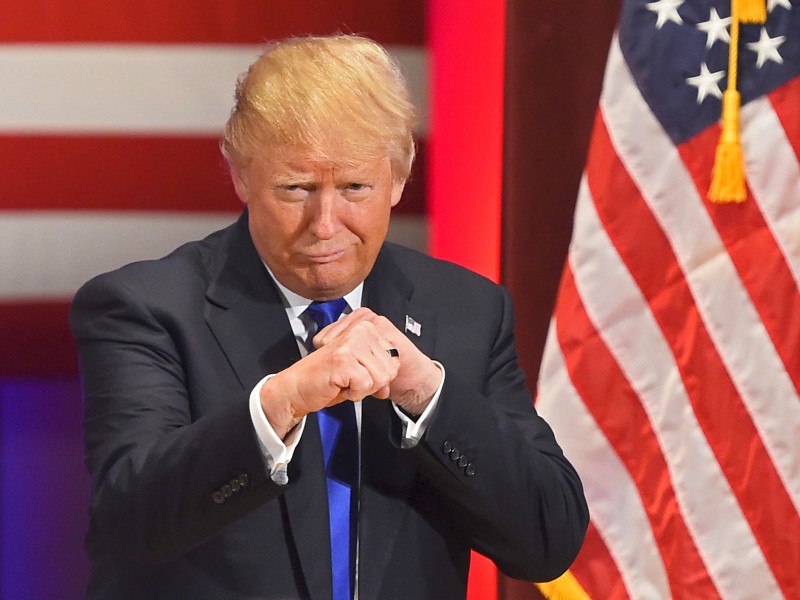 Donald Trump über seinen republikanischen Mitbewerber Rand Paul: „Ich habe ihn nie wegen seines Aussehens angegriffen, und glaubt mir, es würde vieles hergeben.“