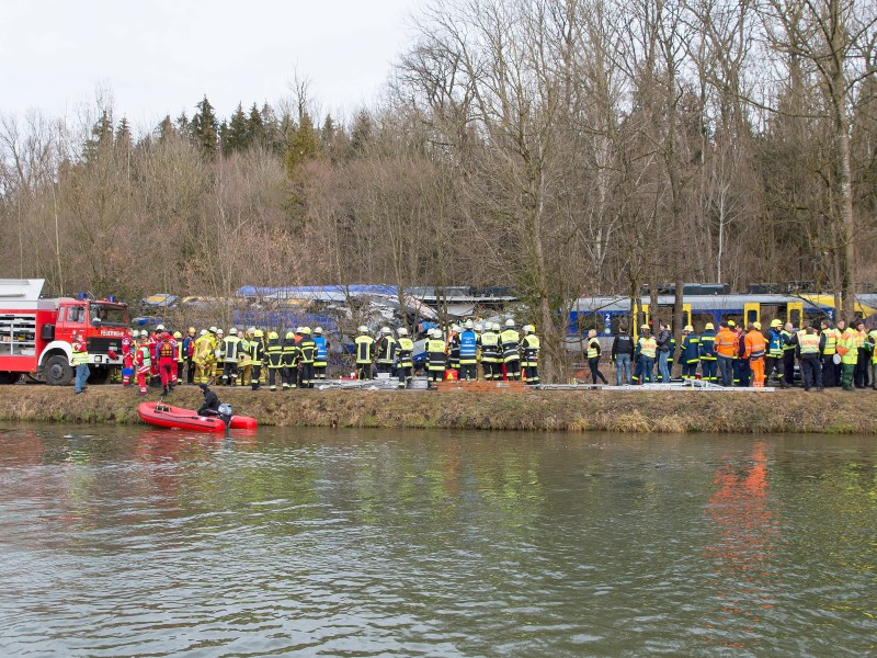 Unmittelbar an der Zugtrasse postierten sich die Helfer von Feuerwehr und Rettungsdienst. Einige der zahlreichen Verletzten wurden direkt vor Ort versorgt. 