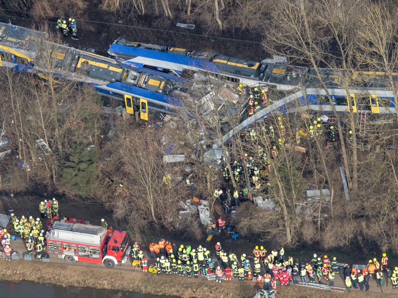 Das Zugunglück hatte sich am 9. Februar um 6.48 Uhr in der Nähe von Bad Aibling im Landkreis Rosenheim auf eingleisiger Strecke ereignet. 