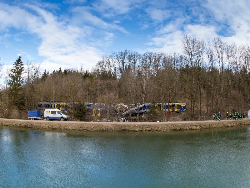 Blick auf die Unfallstelle der Züge am Morgen des 11. Februar. Die Unglücksstelle liegt in einem Waldstück an einer Hangkante, die steil zu einem Kanal abbricht, und sie ist nur schwer zu erreichen.