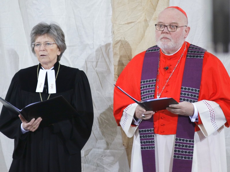 Kardinal Reinhard Marx (rechts) und Regionalbischöfin Susanne Breit-Keßler (links), die Ständige Vertreterin des Landesbischofs, spendeten in der Kirche Sankt Georg Trost.