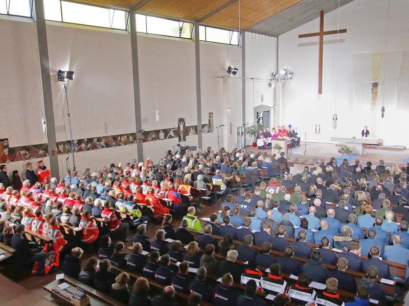 Angehörige und Mitglieder von Rettungsdiensten nahmen am 14. Februar in Bad Aibling an einem ökumenischen Gottesdienst für die Angehörigen der Opfer des Zugunglücks und für die Rettungs- und Hilfskräfte teil.