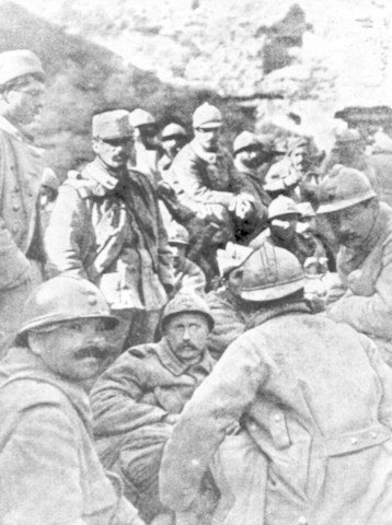 Gefangene französische Soldaten nahe Verdun. Die Schlacht von Verdun kostete über 300.000 Soldaten das Leben. 