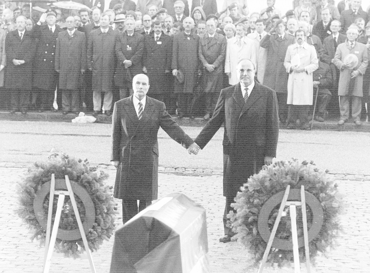 Der französische Präsident Francois Mitterrand (l.) und Bundeskanzler Helmut Kohl (r) reichten sich 1984 über den Gräbern von Verdun die Hand – ein Symbol für die Aussöhnung zwischen Frankreich und Deutschland