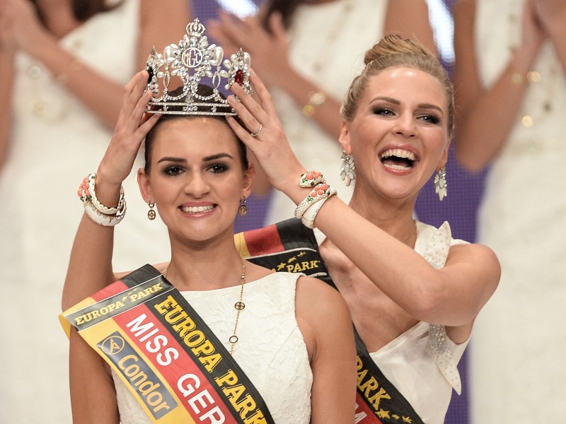 Die 26-Jährige aus Nordwalde (Miss Westdeutschland) bekam die Schönheitsköniginnen-Krone am Samstagabend von ihrer Vorgängering Olga Hoffmann (r.) aufgesetzt.