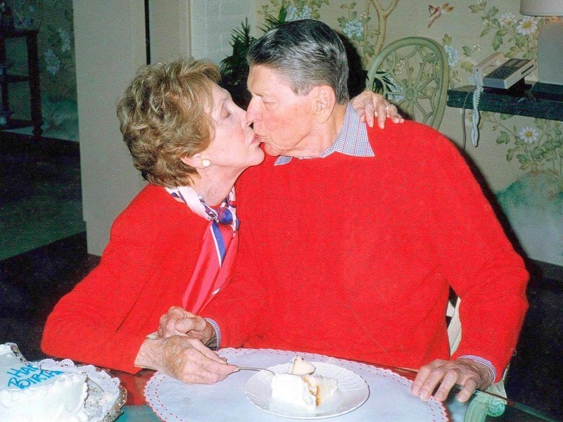 Im Alter erkrankte Ronald Reagan an Alzheimer. Seine Frau Nancy blieb an seiner Seite. Ronald Reagan starb 2004. 