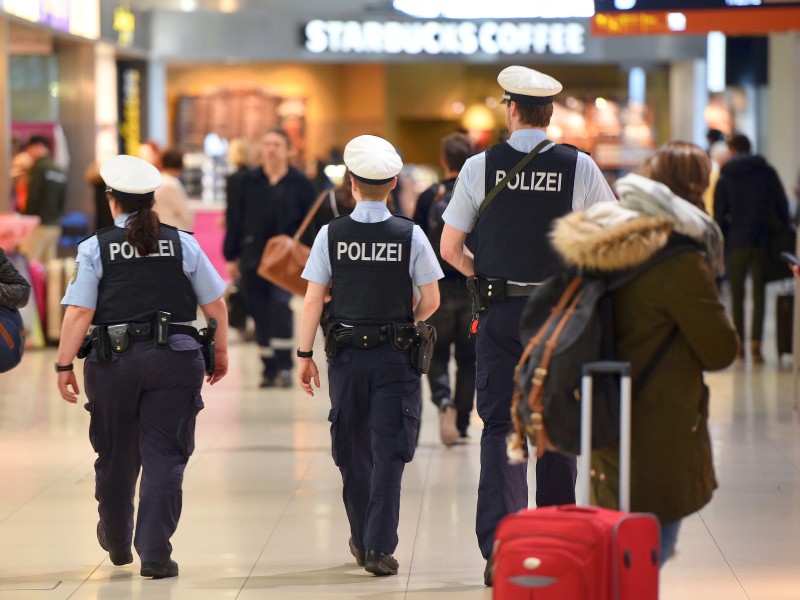 Und auch in Deutschland wurden vielerorts die Sicherheitsmaßnahmen massiv erhöht. Am Flughafen Köln/Bonn liefen Polizisten verstärkt Patrouille ...