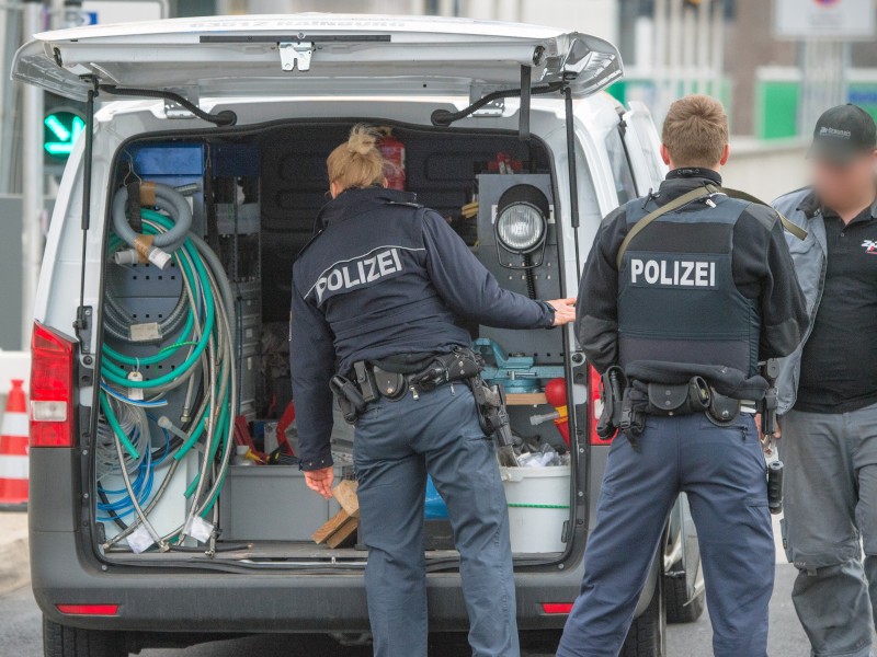 ... und an der Zufahrt zum Terminalbereich des Flughafens Frankfurt am Main überprüfte die Polizei vermehrt Fahrzeuge.