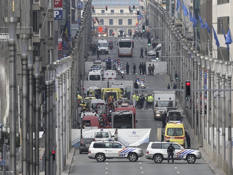 In Belgiens Hauptstadt Brüssel steht das öffentliche Leben still. Bei Terroranschlägen am Flughafen und in der Metro sind am Dienstagmorgen Dutzende Menschen getötet worden. Es gab über zweihundert Verletzte.