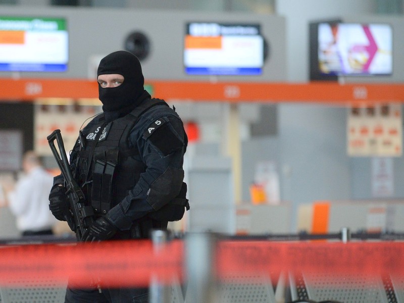 Auch am Flughafen Warschau in Polen wurde die Sicherheitsstufe erhöht.