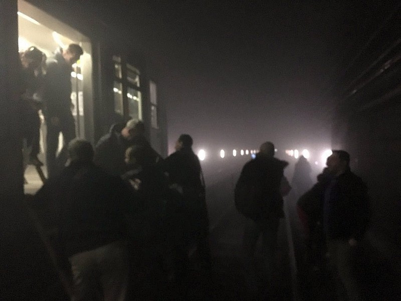Fotos auf Twitter zeigen, wie die Menschen eine U-Bahn zwischen den Stationen Arts-Lois und Maelbeek verlassen ...