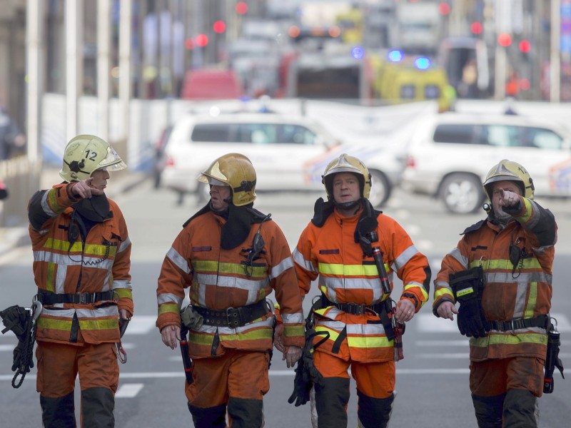 Viele Rettungskräfte waren im Einsatz. Die Behörden haben für ganz Belgien die höchste Terrorwarnstufe ausgerufen, teilte ein Sprecher von Innenminister Jan Jambon am Dienstag mit.