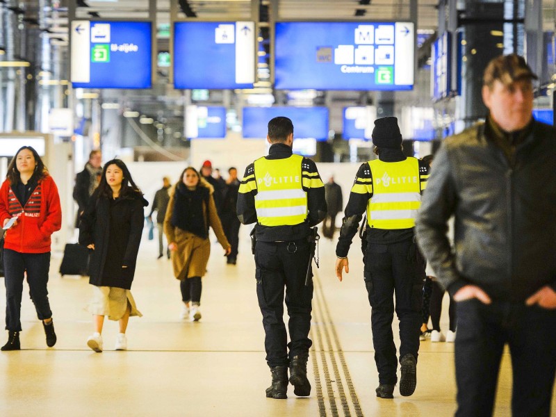 ... waren zusätzliche Sicherheitskräfte etwa am Hauptbahnhof in Amsterdam im Einsatz.