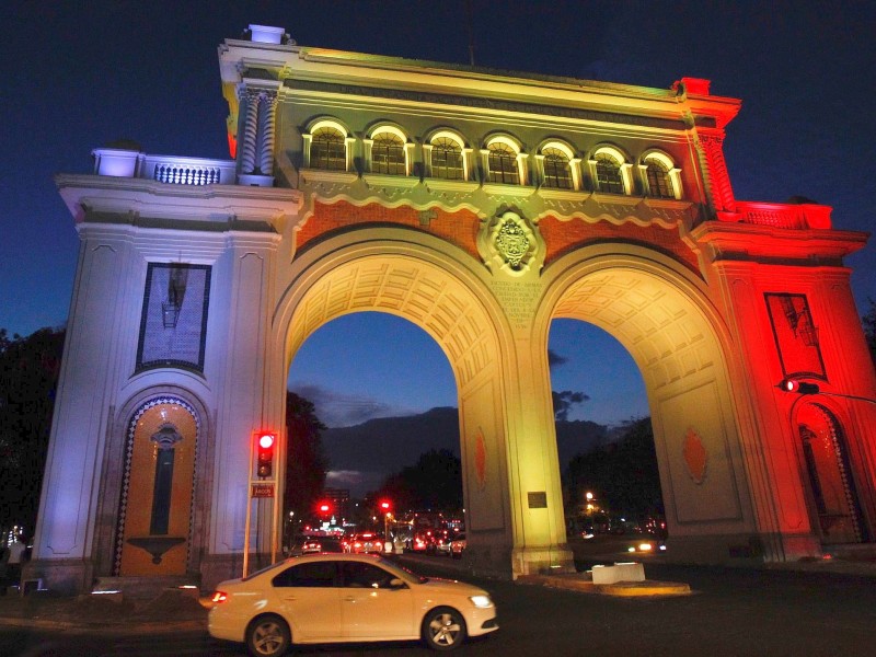 Überall in der Welt bekundeten Nationen ihre Solidarität mit den Terroropfern von Belgien mit illuminierten Gebäuden, so wie hier am Monument „Los Arcos“ im mexikanischen Guadalajara.