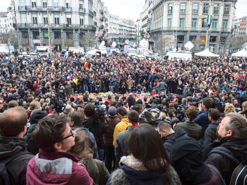 Zu einer Schweigeminute um 12:00 Uhr haben sich am Mittwoch in Brüssel vor der Börse am Place de la Bourse viele Menschen versammelt. 