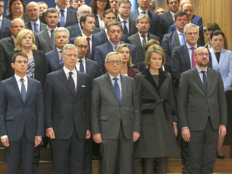 Ein Tag nach dem Terrorangriff wird auch im Sitz der EU-Kommission den Opfern gedacht (1. Reihe, v.l.n.r.): der französische Premierminister Manuel Valls, Belgiens König Philippe, Präsident der Europäischen Kommission Jean-Claude Juncker, Belgiens Königin Mathilde und Belgiens Premierminister Charles Michel.