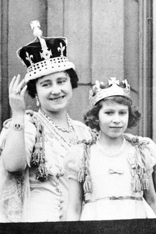 An seiner Stelle wurde Elizabeth’ Vater, Georg VI, neuer König. Nach seiner feierlichen Krönung am 12. Mai 1937 zeigten sich die neue Königin Elizabeth (links) und ihre älteste Tochter Prinzessin Elizabeth dem Volk. Elizabeth rutschte damals auf Platz zwei der britischen Thronfolge.