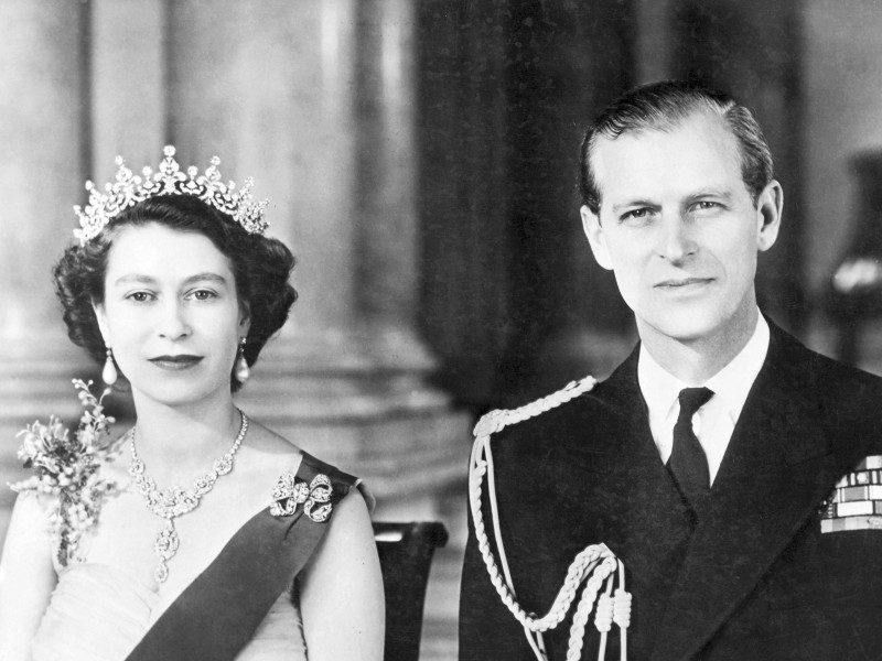 Die Verbindung zwischen Elizabeth und Philip war nicht unumstritten, denn Philip war im Ausland geboren und seine Schwestern waren mit deutschen Adligen verheiratet, die Verbindungen zu den Nationalsozialisten hatten.